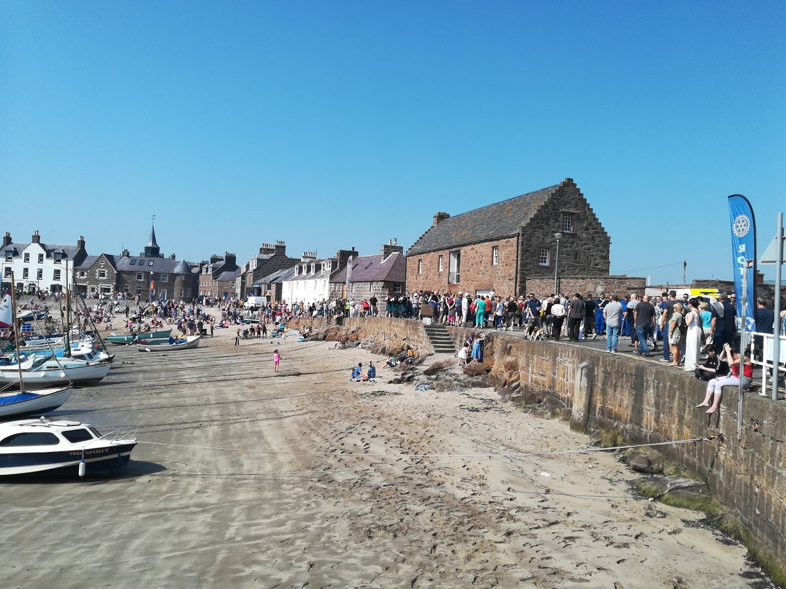 Valokuva Stonehaven Harbour Beachista. ja asutus