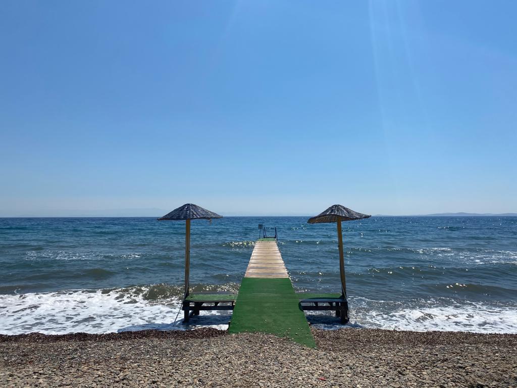 Φωτογραφία του Assos Free beach με επίπεδο καθαριότητας εν μέρει καθαρό