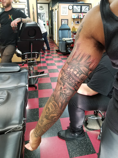 Tattoo Shop «A1 Tattoo Co», reviews and photos, 6805 N Oak Trafficway, Gladstone, MO 64118, USA