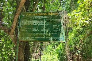 Pathiramanal Island image