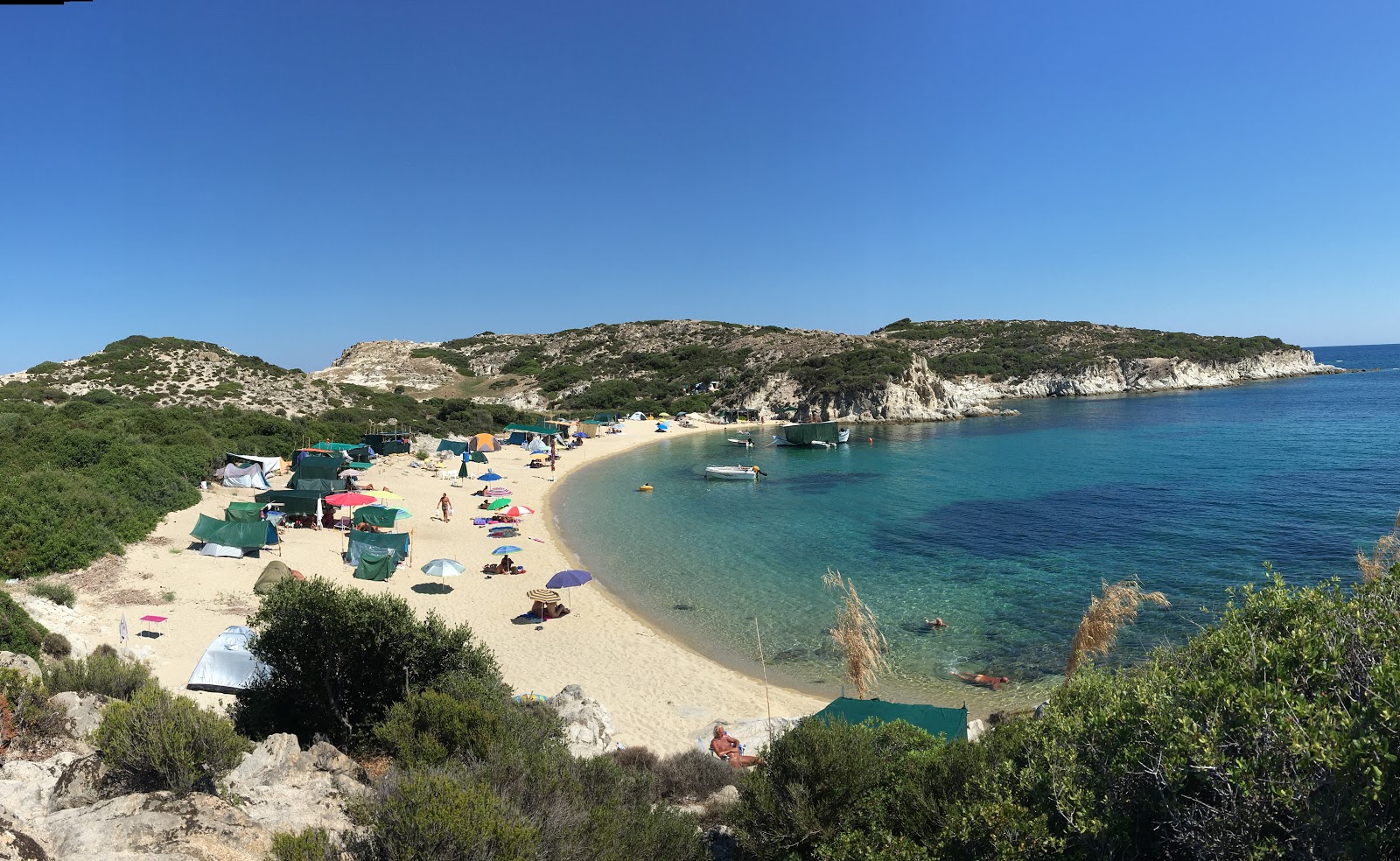 Kalamitsi Beach II的照片 带有明亮的沙子表面