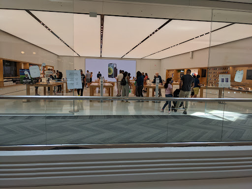 Shopping Mall «Woodfield Mall», reviews and photos, 5 Woodfield Mall, Schaumburg, IL 60173, USA