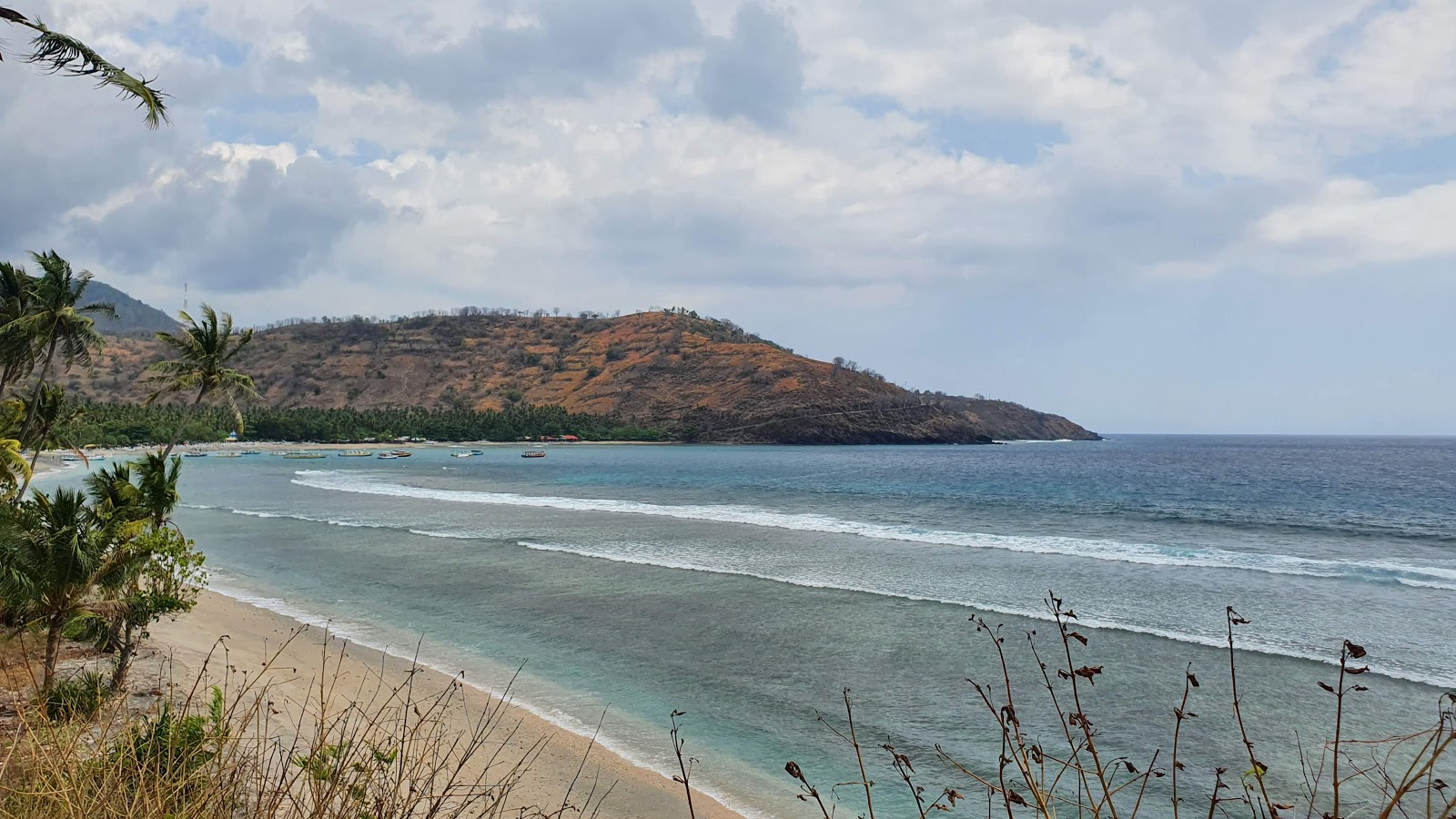 Foto von Teluk borok beach mit geräumiger strand