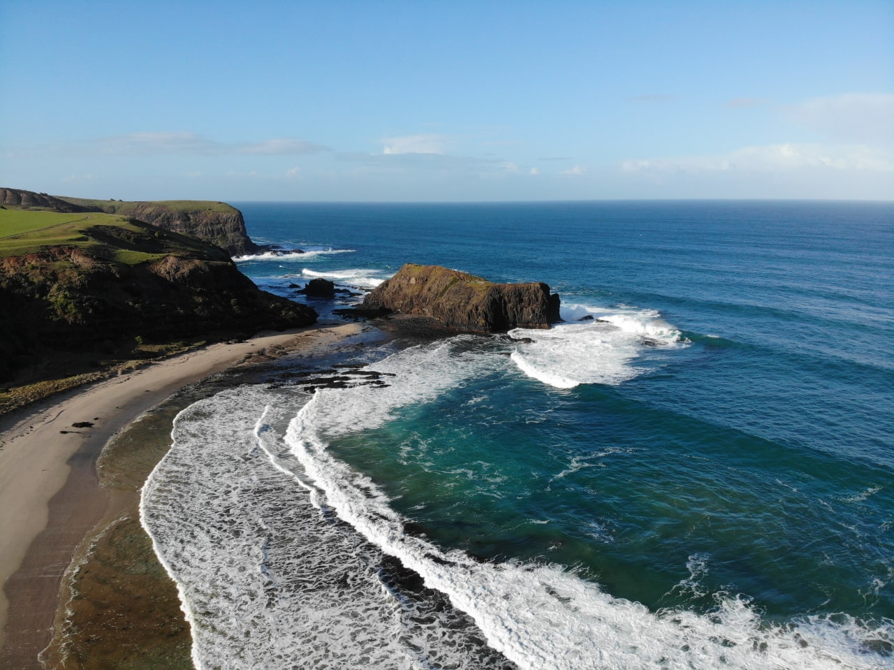 Photo de Bushrangers Bay entouré de montagnes