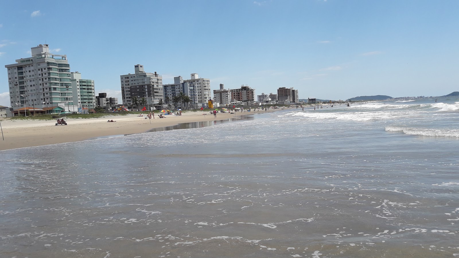 Photo de Praia de Navegantes protégé par des falaises