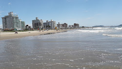 Photo de Praia de Navegantes protégé par des falaises