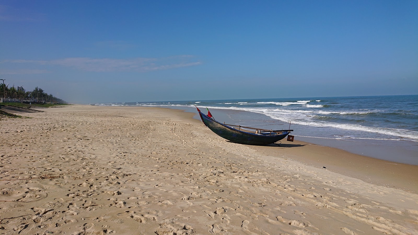 Valokuva Ha Thanh Beachista. pinnalla kirkas hieno hiekka:n kanssa