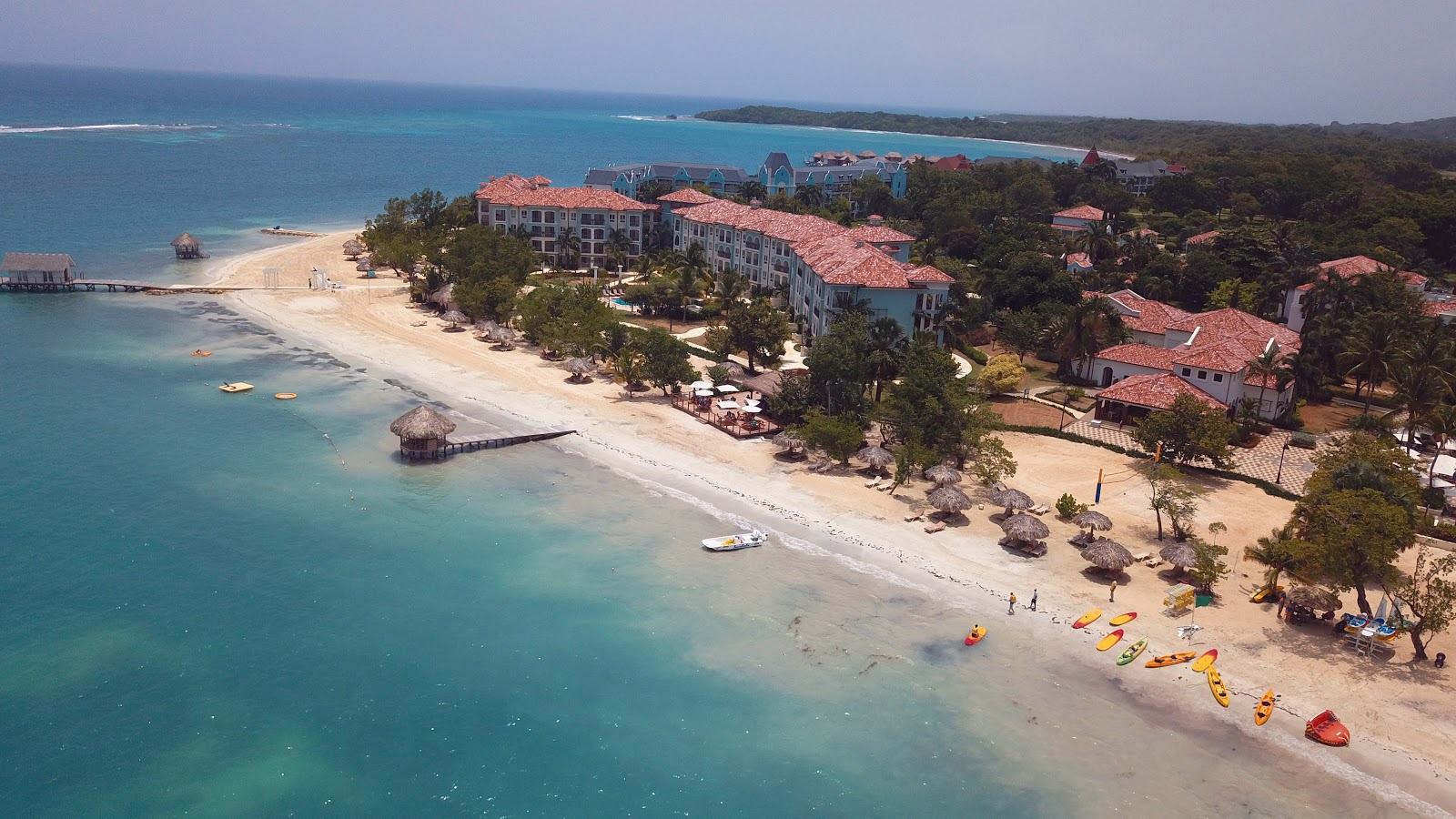 Foto von Sandalenstrand mit feiner beiger sand Oberfläche