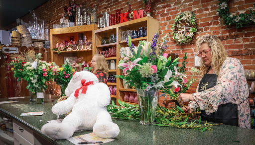 Florist «K & M Floral & Interior Plant Designs», reviews and photos, 537 Main St, Woodland, CA 95695, USA