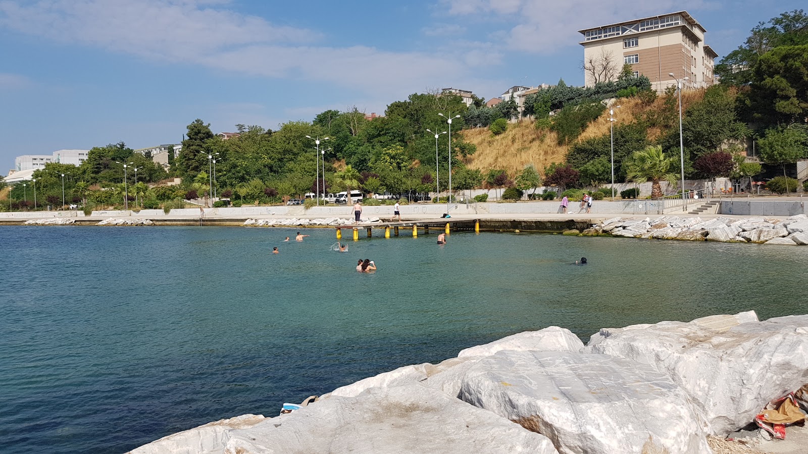 Fotografie cu Mimar Sinan Sahil cu o suprafață de apa turcoaz