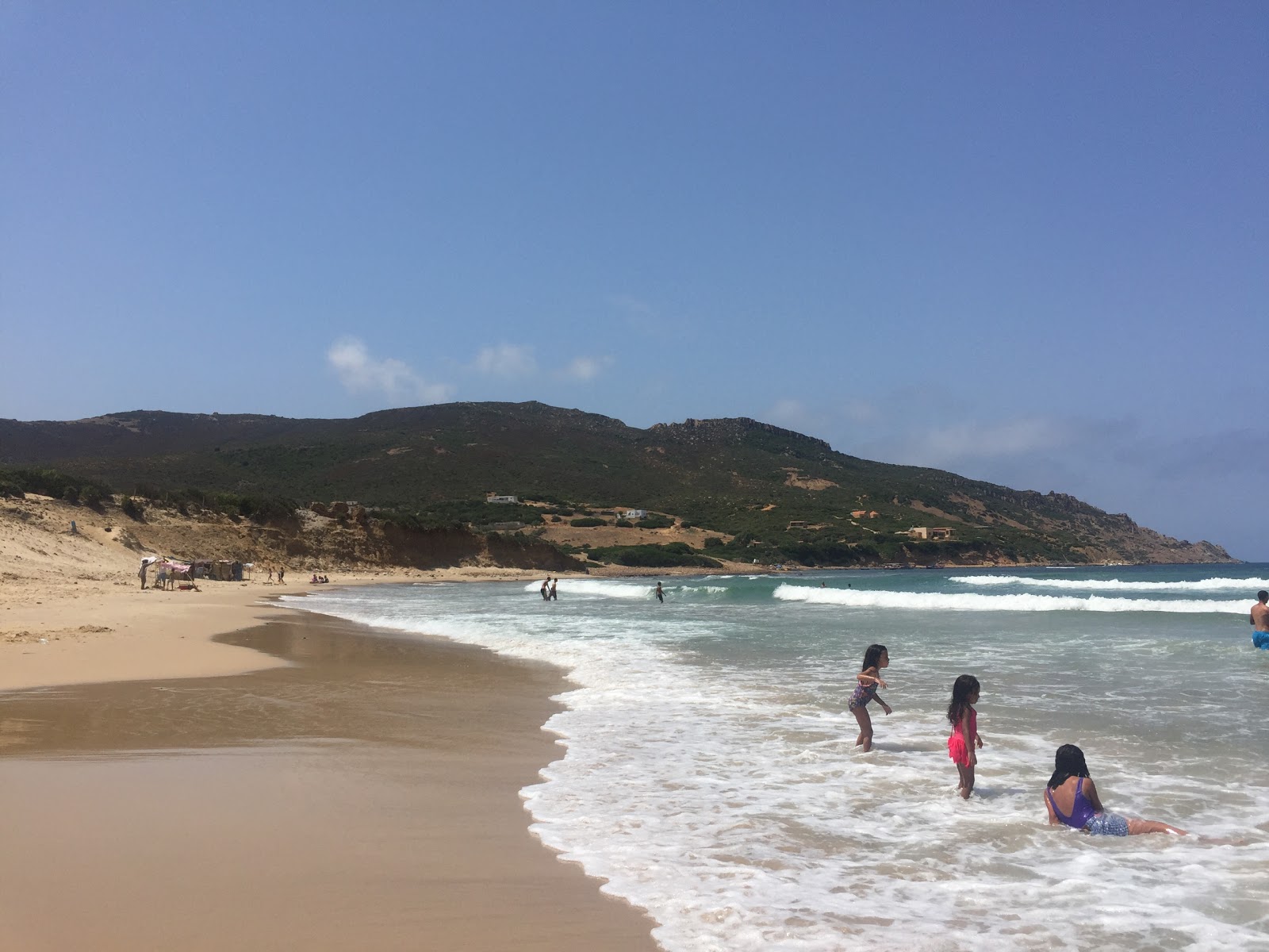 Plage Dar El Janna'in fotoğrafı - rahatlamayı sevenler arasında popüler bir yer