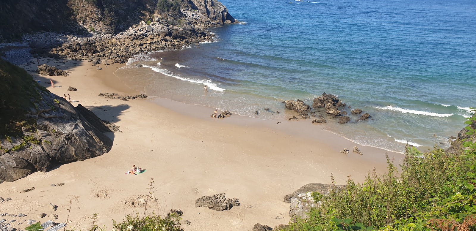 Foto av Playa Aramal med turkos rent vatten yta