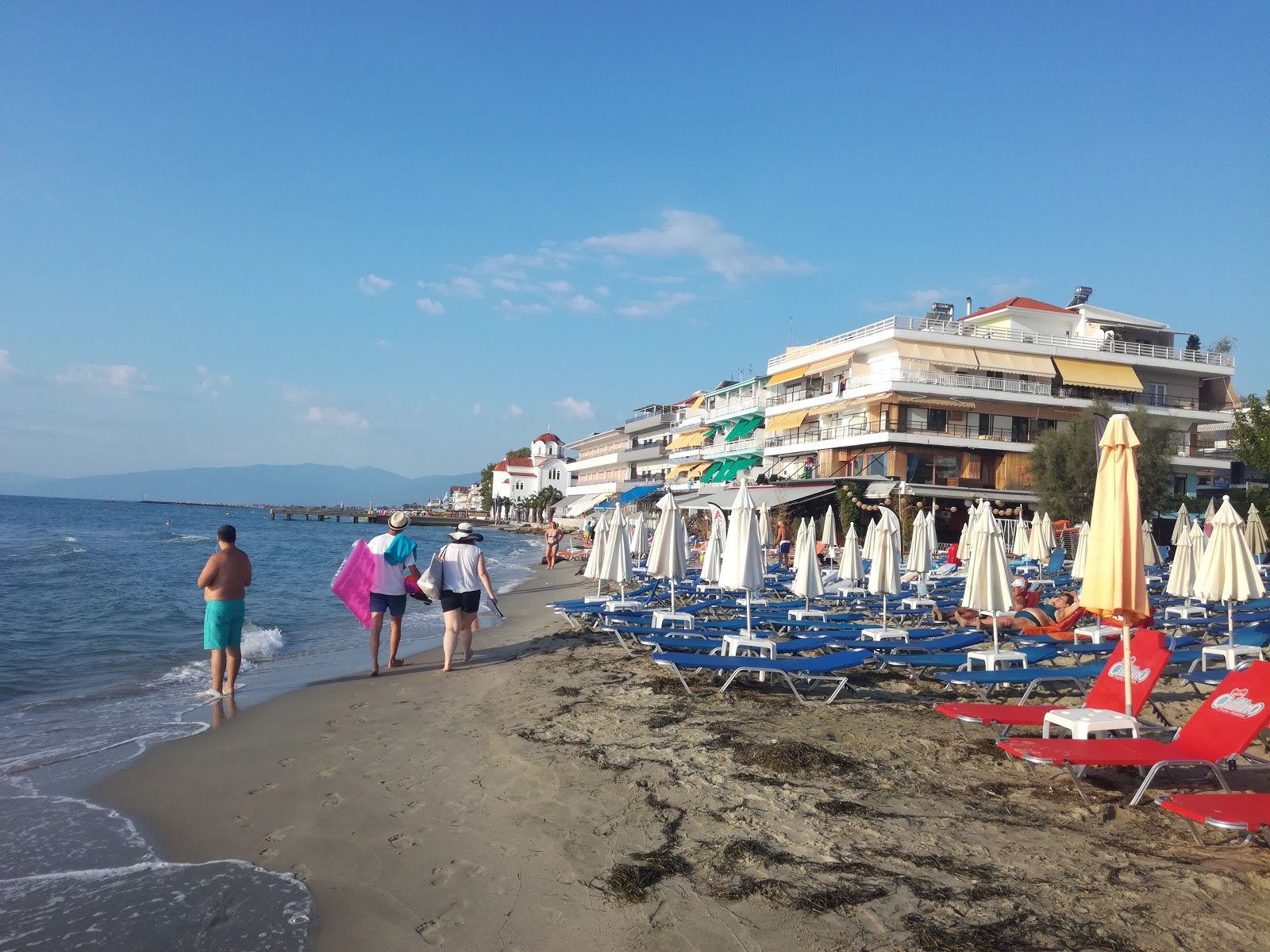 Nepheli beach'in fotoğrafı - rahatlamayı sevenler arasında popüler bir yer