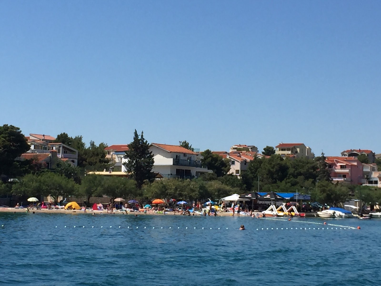 Foto van Banovci beach en de nederzetting