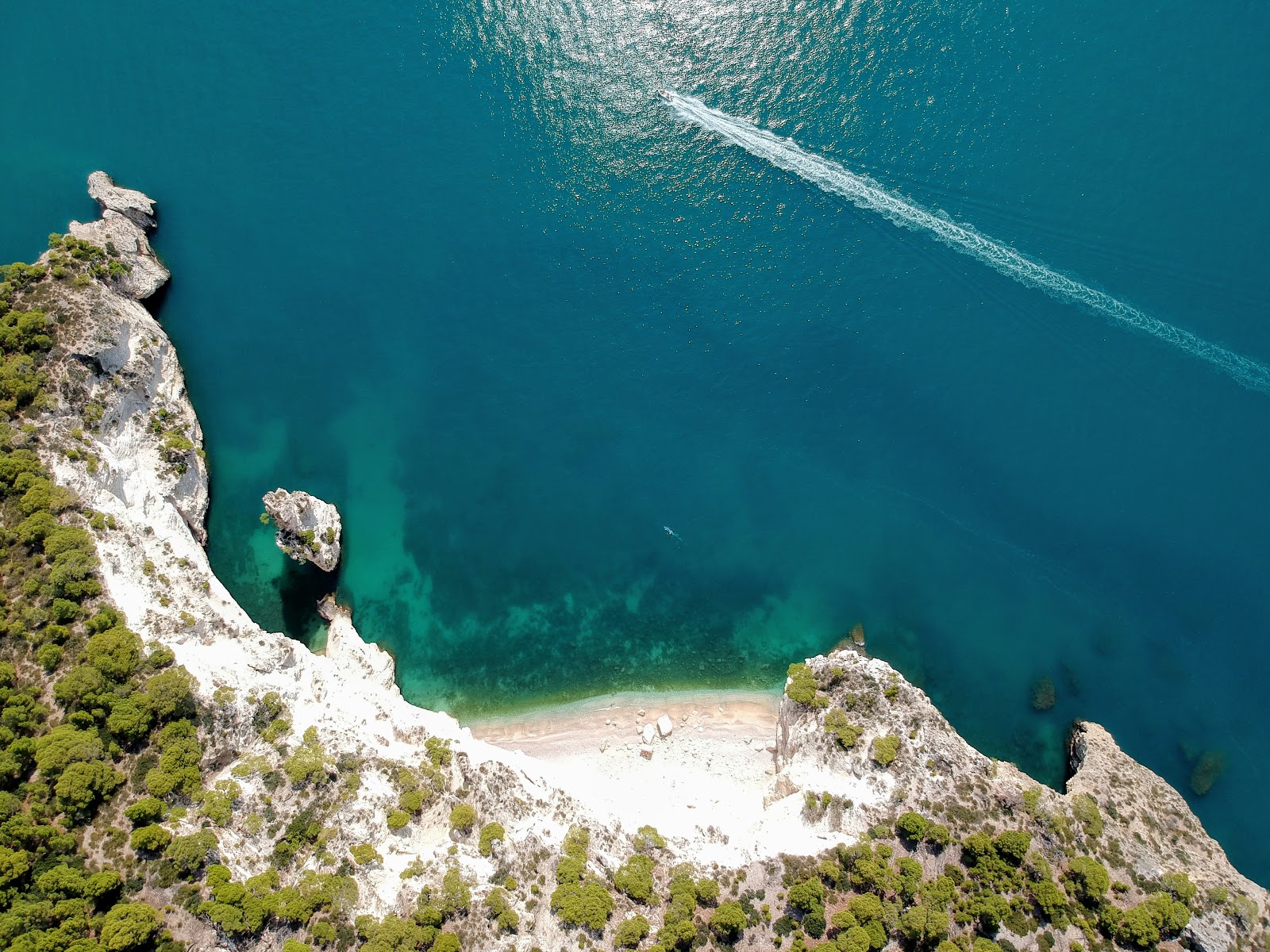 Cala della Pipa'in fotoğrafı hafif ince çakıl taş yüzey ile