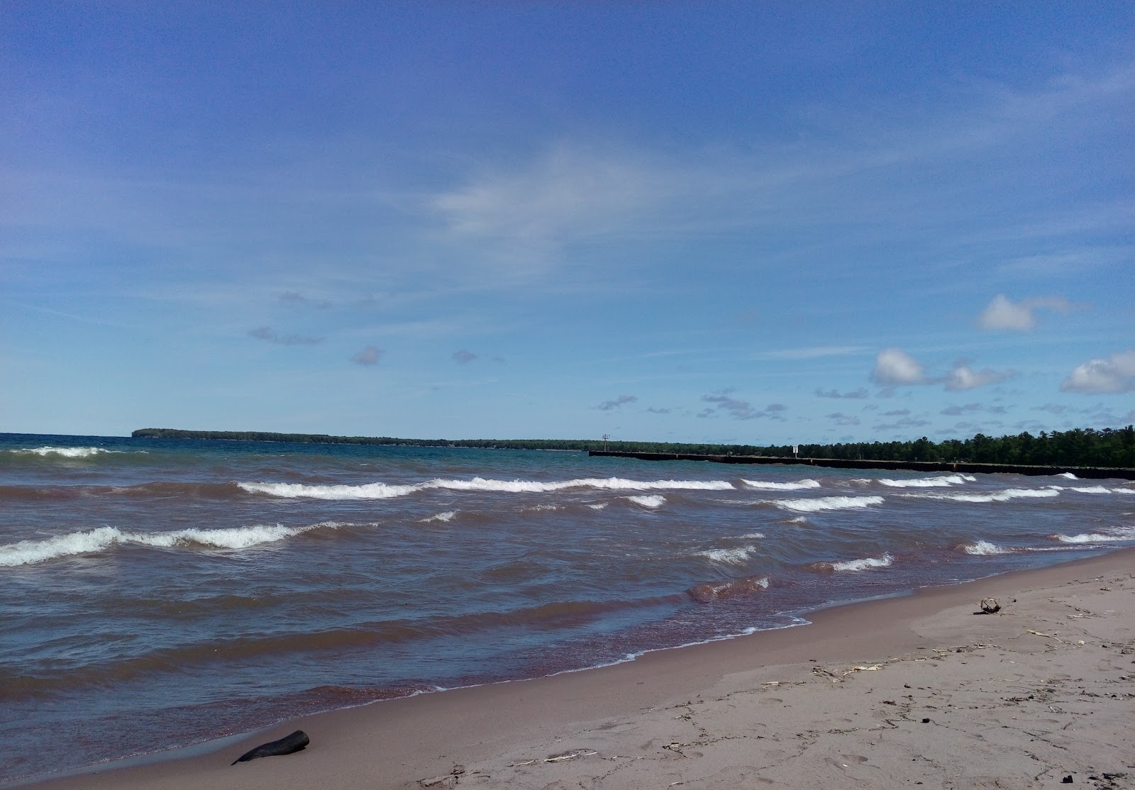 Squaw Beach的照片 带有宽敞的海岸