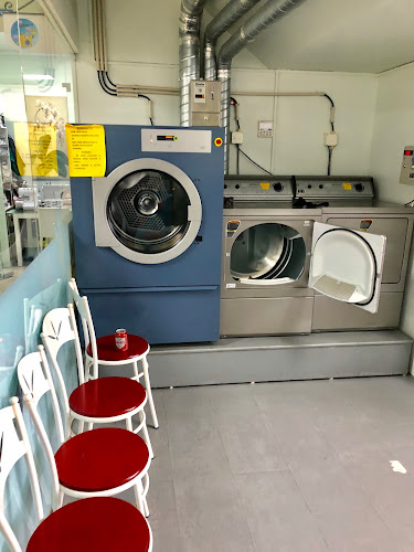 Coin Operated Laundromat - Lavandería