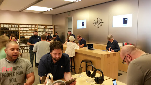 Computer Store «Apple Southlake Town Square», reviews and photos, 260 Grand Ave, Southlake, TX 76092, USA