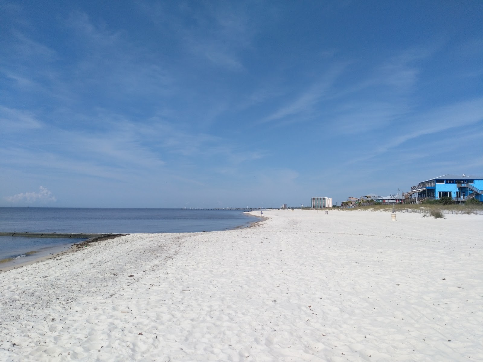 Biloxi beach的照片 带有深蓝色的水表面