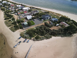 Fotografie cu Cremorne Beach sprijinit de stânci