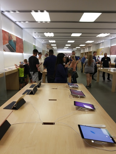 Computer Store «Apple Northbrook», reviews and photos, 1310 Northbrook Ct, Northbrook, IL 60062, USA