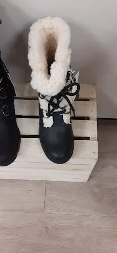 Shoe Store «Towson Bootery», reviews and photos, 810 Kenilworth Dr, Towson, MD 21204, USA