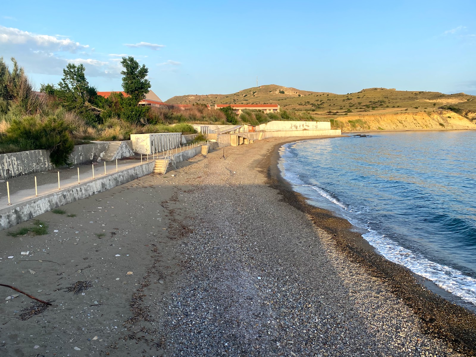 Foto von Ugurlu beach II von Klippen umgeben
