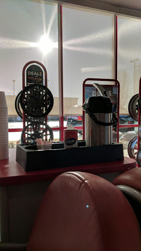 Tire Shop «Discount Tire Store - Schaumburg, IL», reviews and photos, 400 W Higgins Rd, Schaumburg, IL 60195, USA