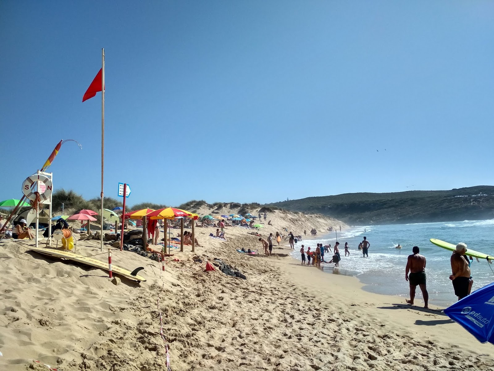 Valokuva Praia da Amoreiraista. pinnalla turkoosi puhdas vesi:n kanssa