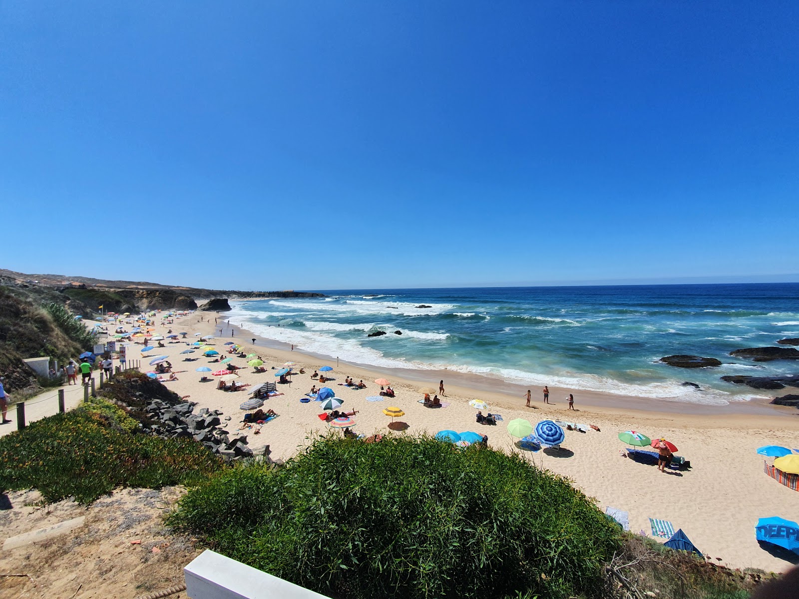 Photo de Praia de Almograve avec moyenne baie