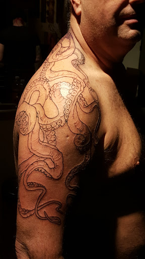 Tattoo Shop «I Ov Thee Dragon Tattoo And Body Piercing Studio», reviews and photos, 614 6th St, Racine, WI 53403, USA