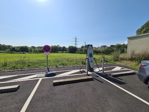 Borne de recharge de véhicules électriques IECharge Station de recharge Saint-Père-en-Retz