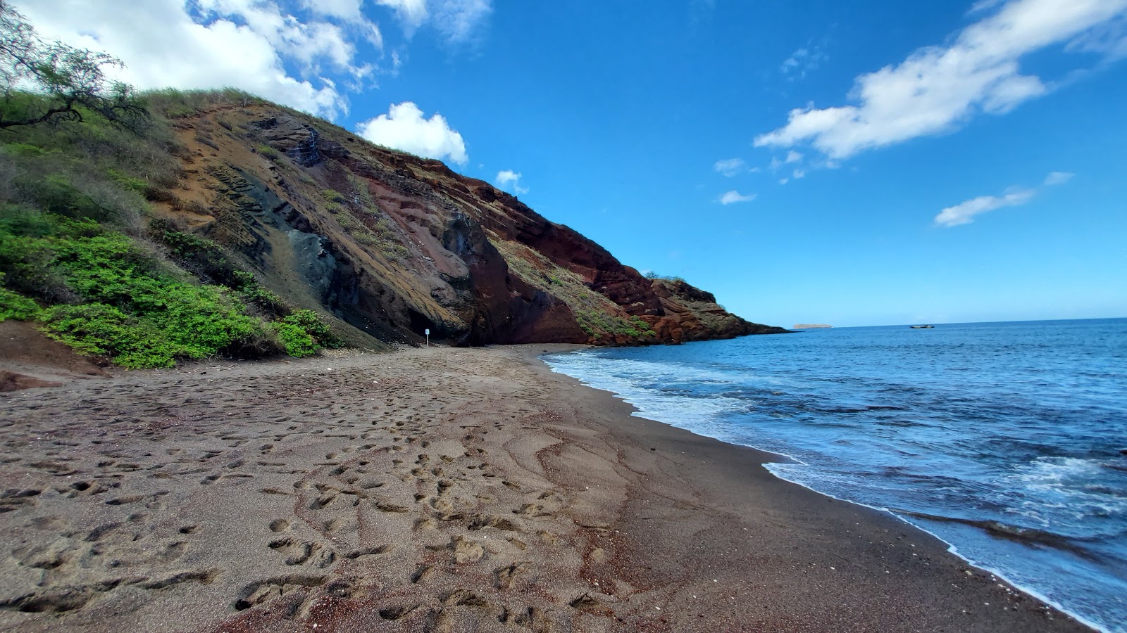 Foto af Oneuli Beach med brun fin sten overflade