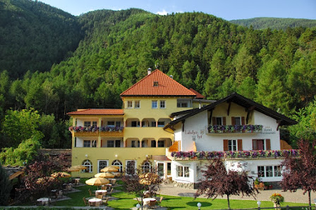 Landhotel Latscherhof Via Valtneid, 1, 39021 Laces BZ, Italia