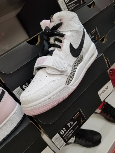 Shoe Store «WSS», reviews and photos, 104 W Foothill Blvd, Rialto, CA 92376, USA