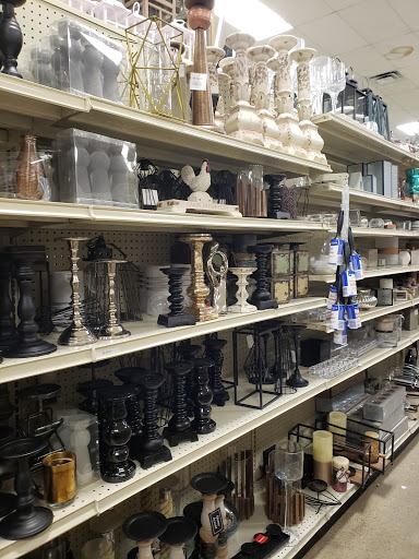 Home Goods Store «At Home», reviews and photos, 1325 N Meacham Rd, Schaumburg, IL 60173, USA