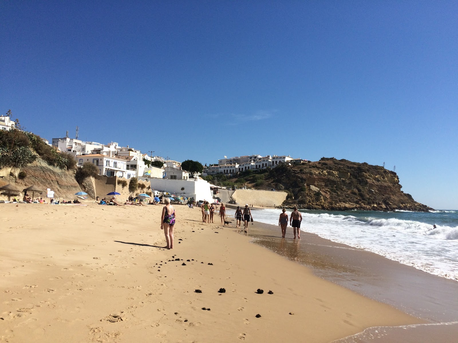 Fotografie cu Praia do Burgau - locul popular printre cunoscătorii de relaxare