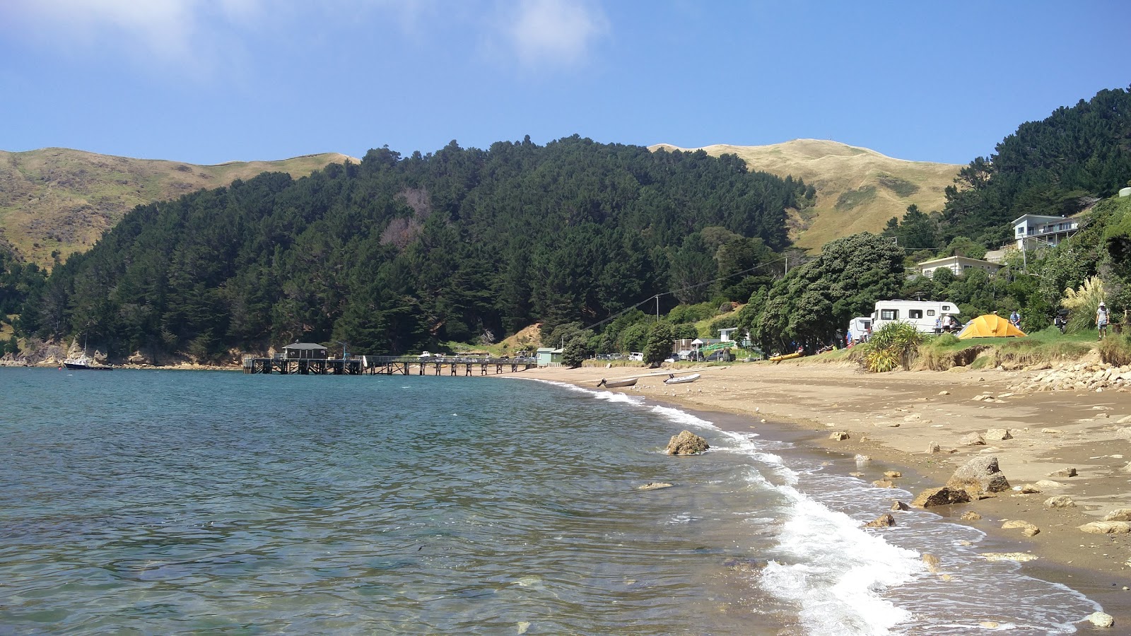 Foto von French Pass Beach mit lange, gerade küste