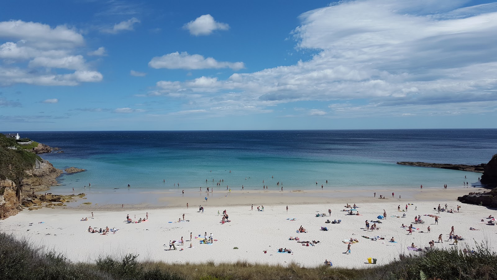 Foto de Playa de Areoura com água cristalina superfície