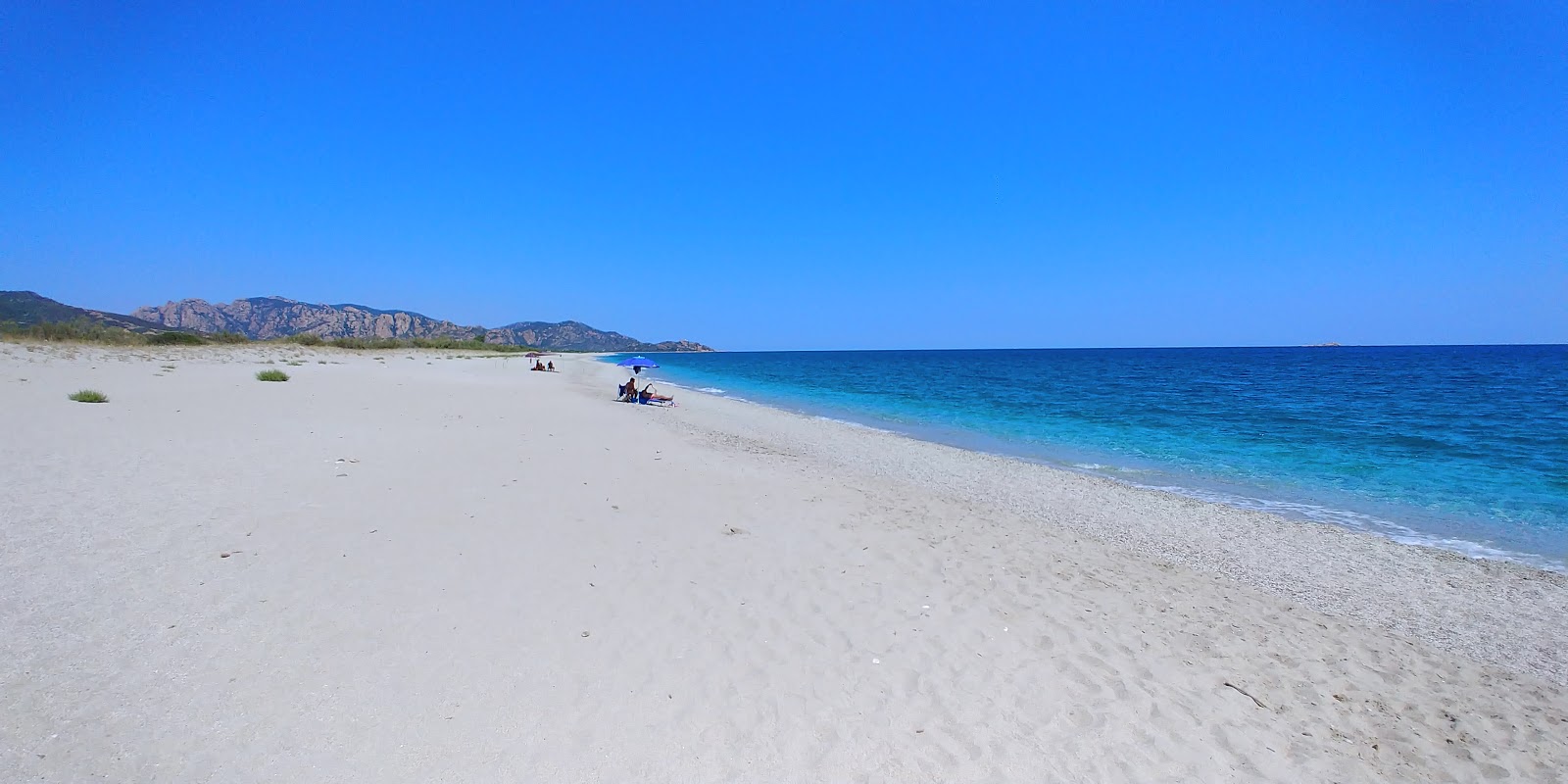 Φωτογραφία του Spiaggia di Murtas II με ψιλή άμμος και βότσαλο επιφάνεια