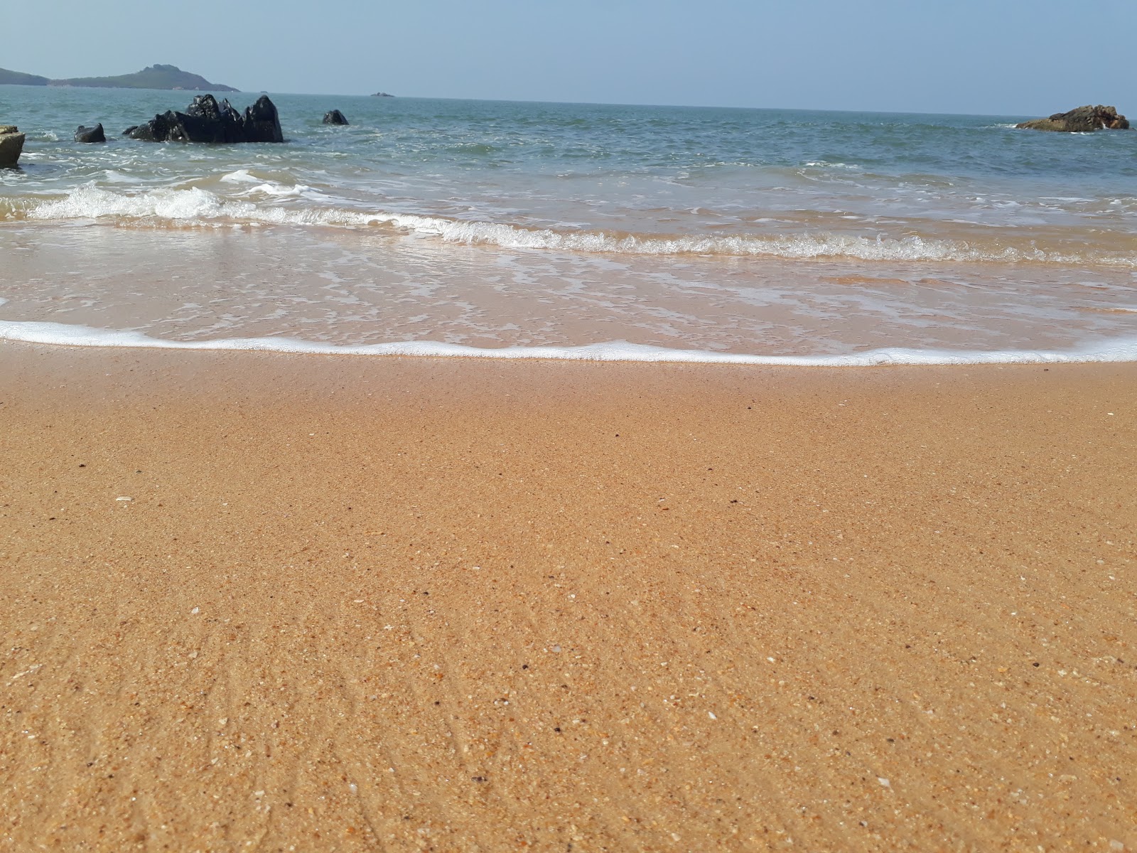 Foto di Nadibhag beach circondato da montagne