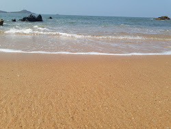 Foto di Nadibhag beach circondato da montagne