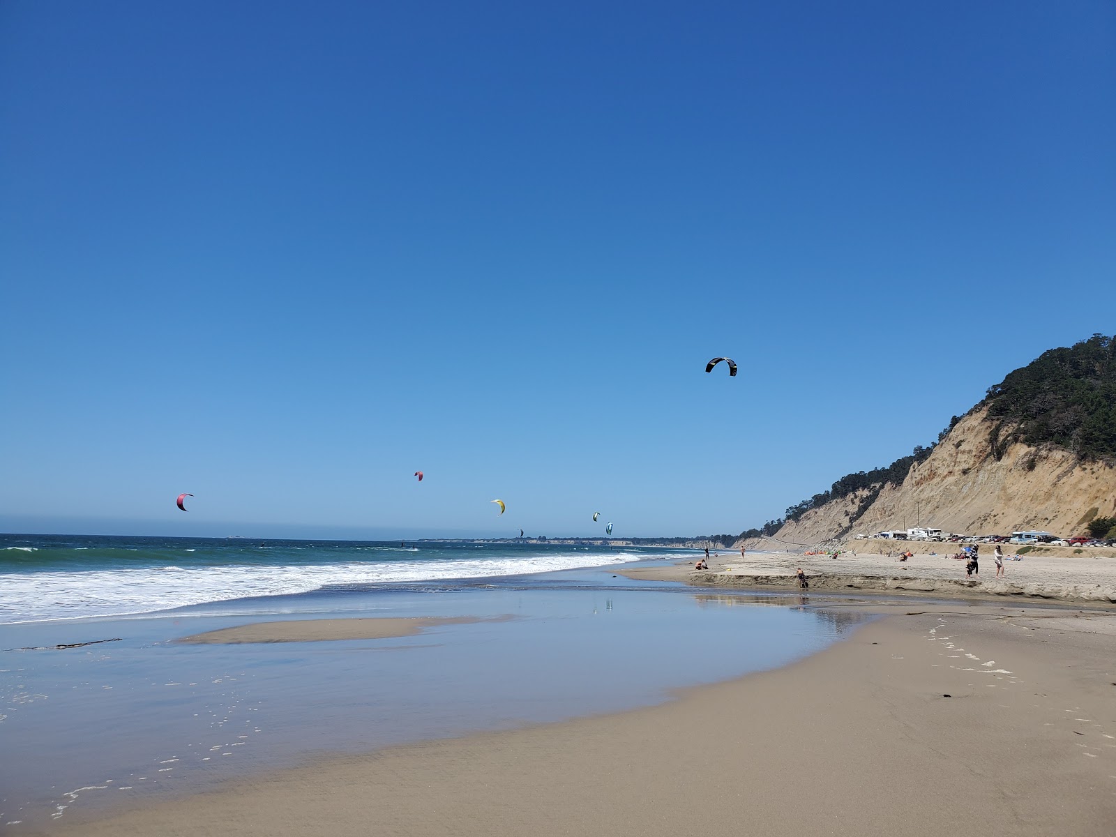 Fotografie cu Monterey beach - locul popular printre cunoscătorii de relaxare