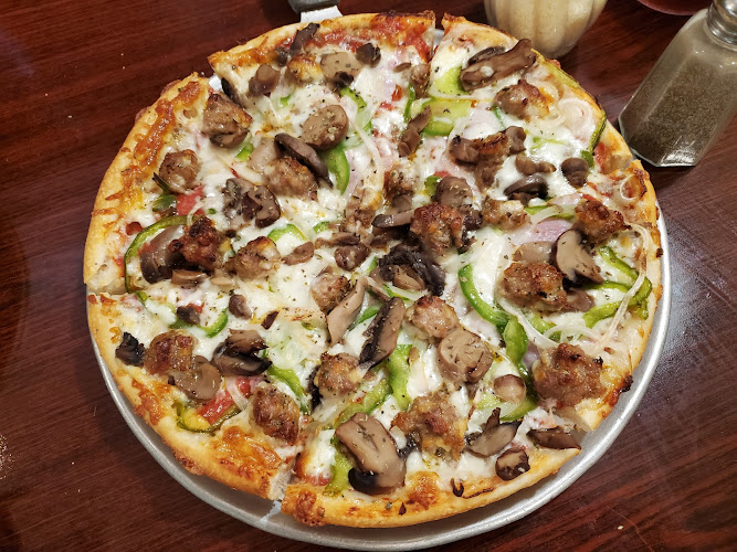 #4 best pizza place in Tarpon Springs - Queen's Pizza & Restaurant