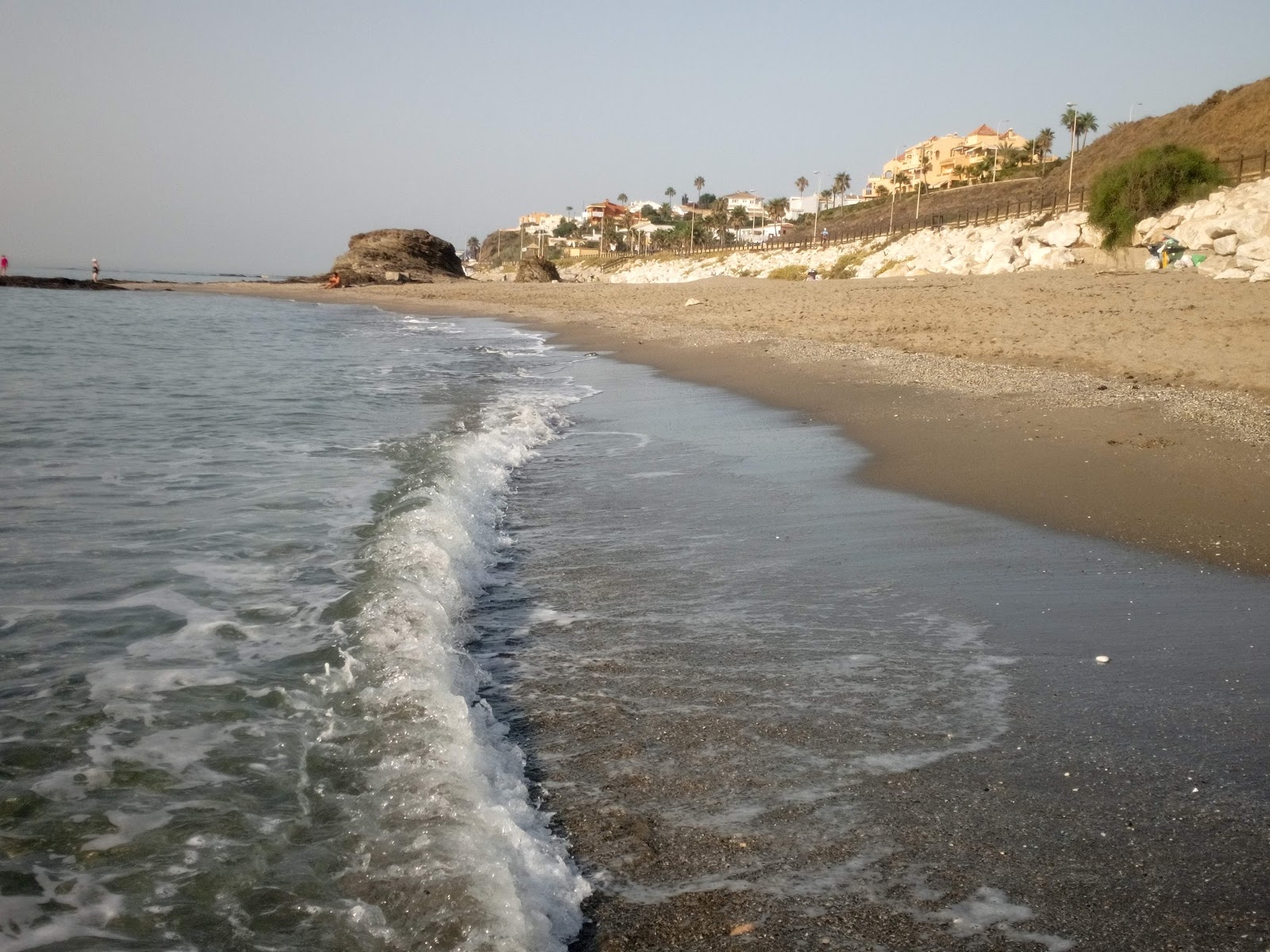 Foto av Playa Faro de Calaburras med blå rent vatten yta