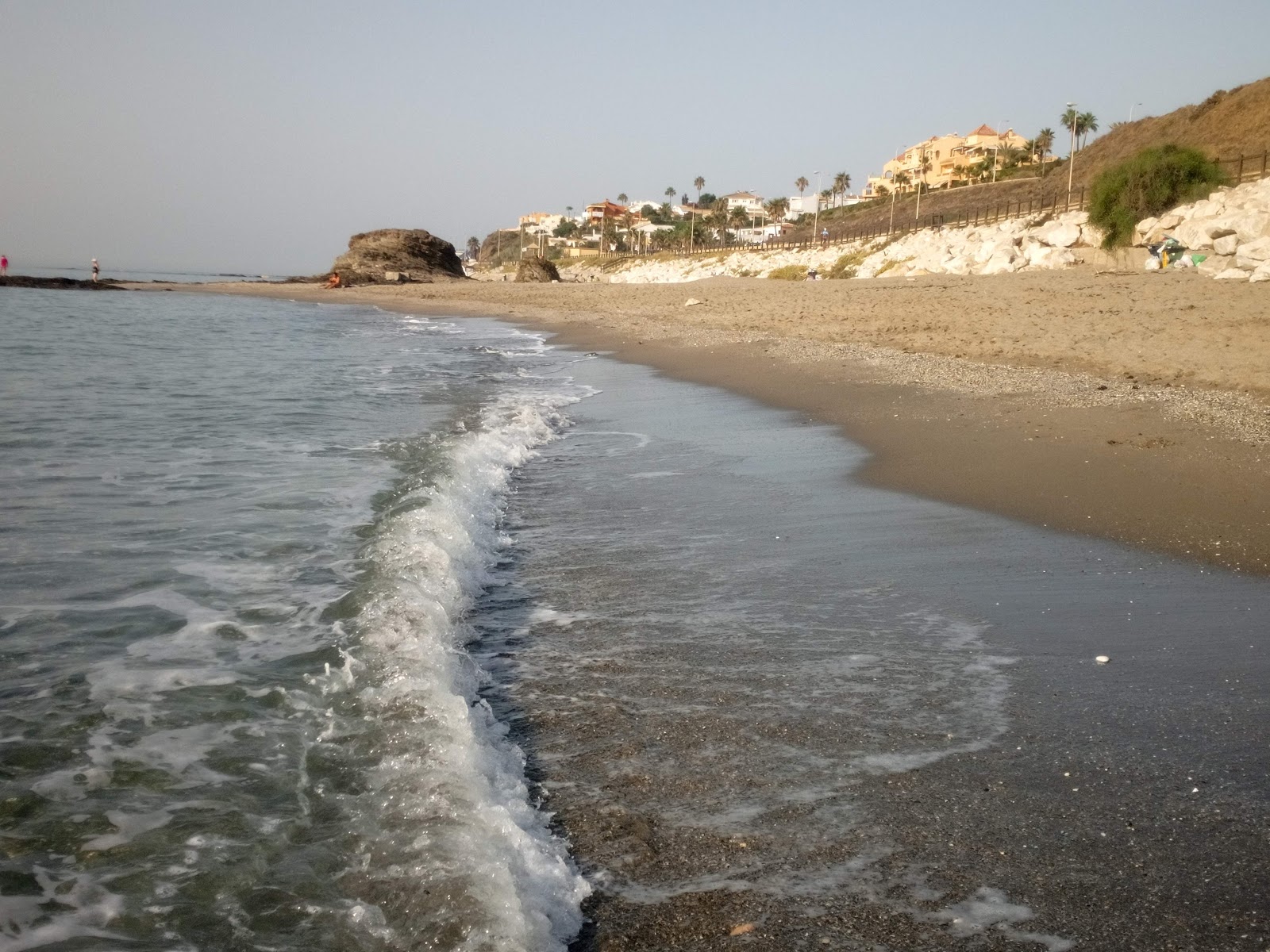 Playa Faro de Calaburras'in fotoğrafı mavi saf su yüzey ile