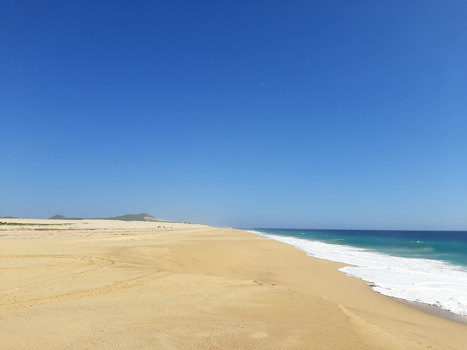 Fotografie cu Playa El Suspiro cu o suprafață de apa pură turcoaz