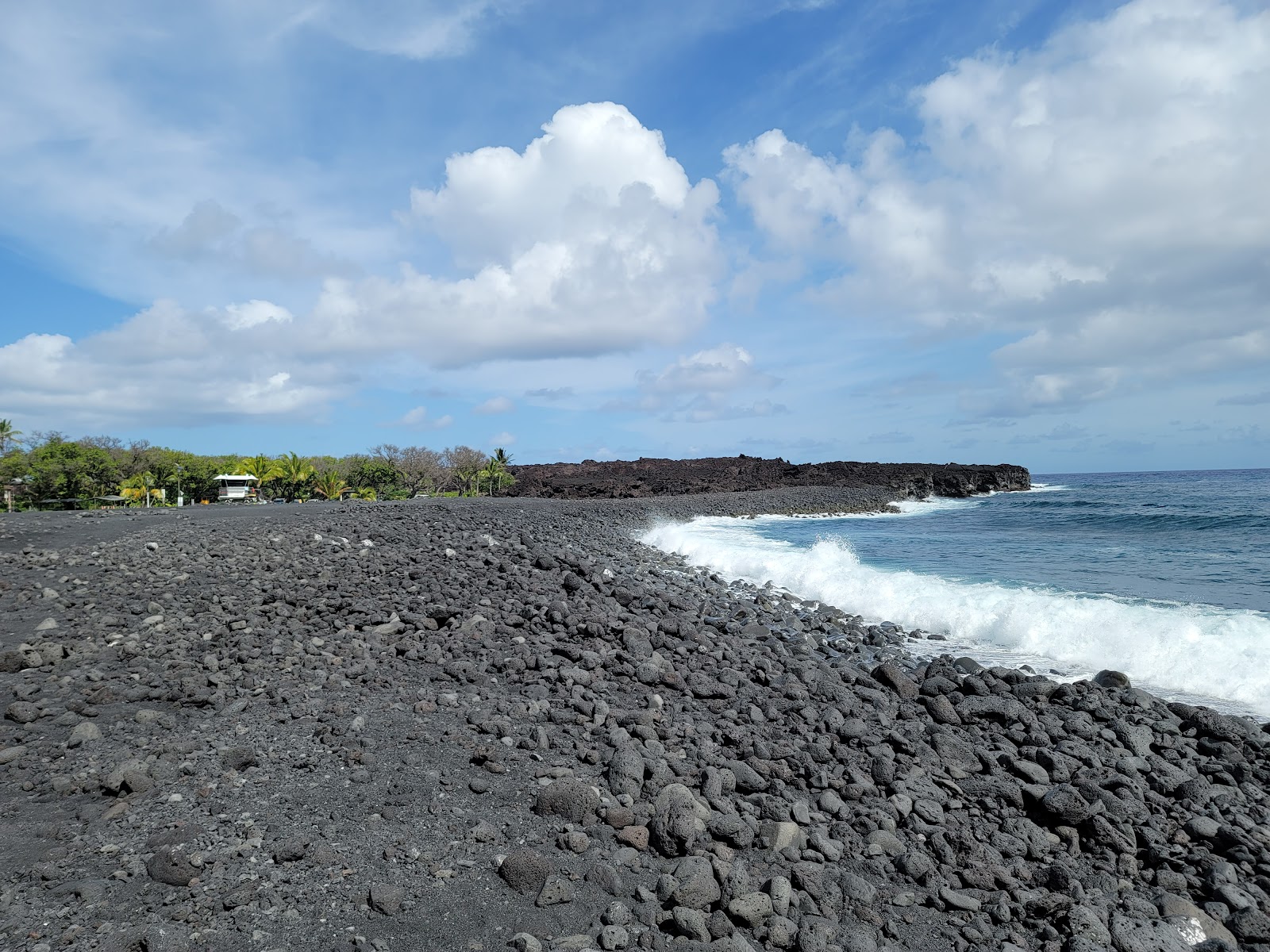 Fotografie cu Kehena Black Sands cu o suprafață de nisip negru