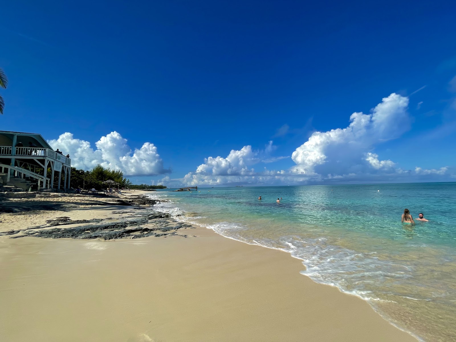 Φωτογραφία του Sandy Toes beach με φωτεινή λεπτή άμμο επιφάνεια