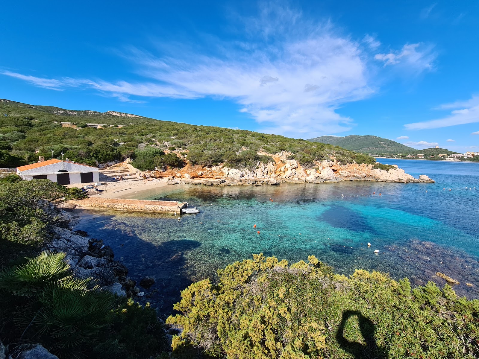 Foto von Cala Dragunara mit beiger sand Oberfläche